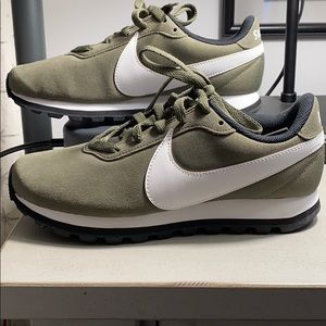 Nike cross trainer, women’s size 8! Brand new